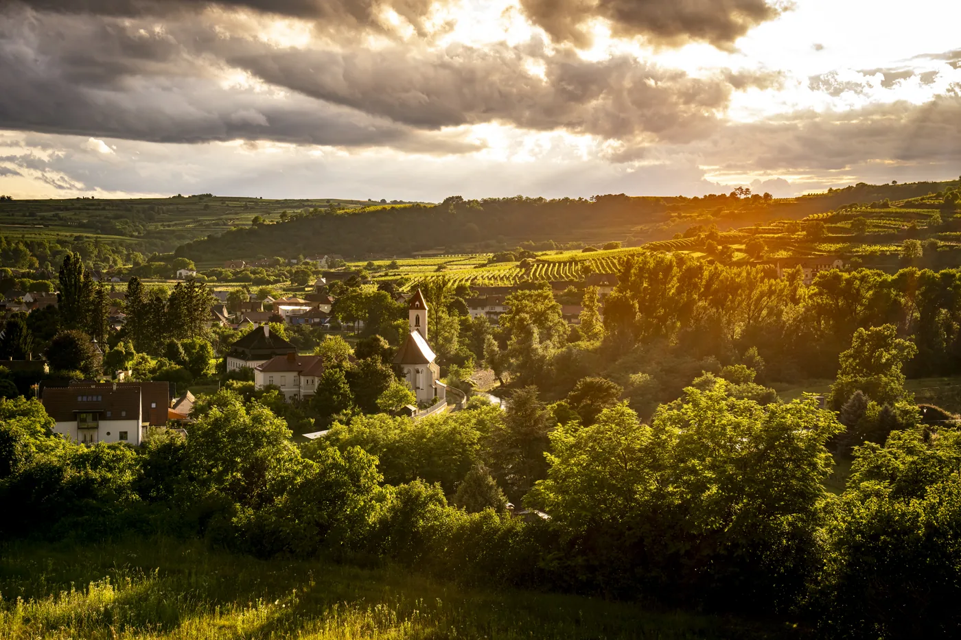 Weinviertel Niederösterreich – Dorf mit Kirchturm im Sonnenuntergang